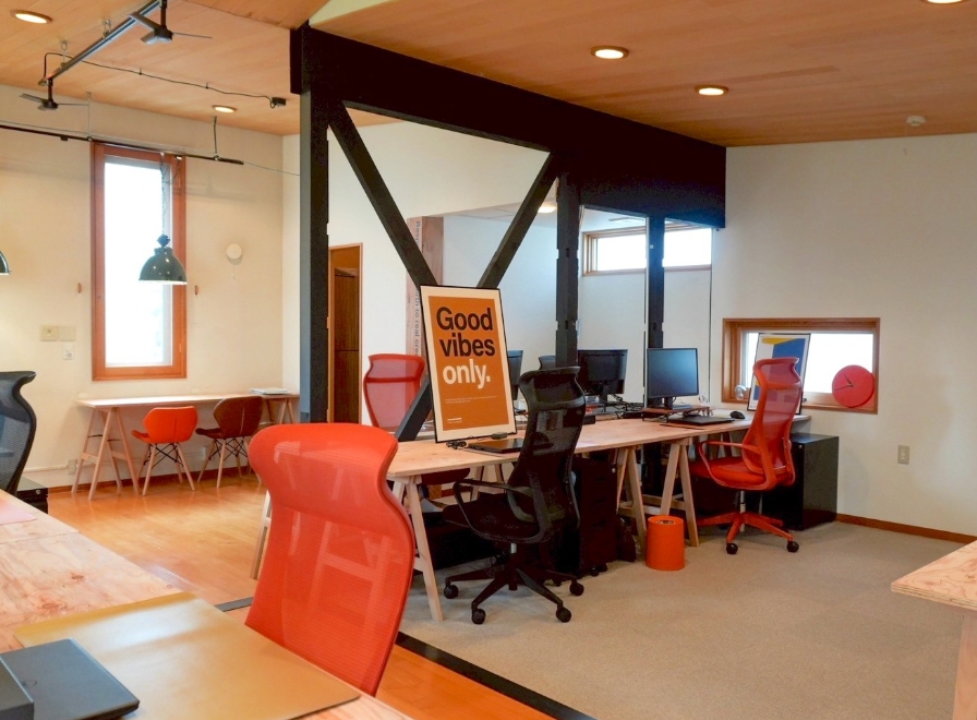 一軒家をリノベーションしたユニークなオフィス空間 木のぬくもりを活かした快適なワークスペース