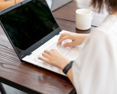 ノートパソコンで業務を行うスタッフの作業風景