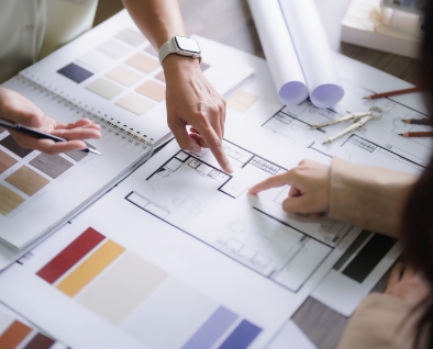 設計図とカラープランを確認する打ち合わせ風景